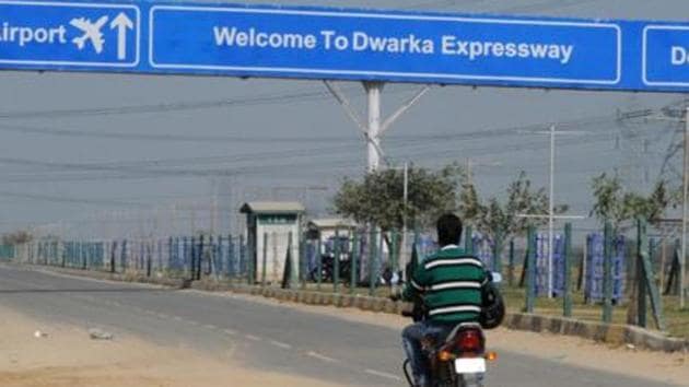 The <span class='webrupee'>₹</span>7,500 crore Dwarka Expressway project, which was initially planned in 2006, has been delayed for more than a decade due to land acquisition and legal hurdles.(HT File) The <span class='webrupee'>₹</span>7,500 crore Dwarka Expressway project, which was initially planned in 2006, has been delayed for more than a decade due to land acquisition and legal hurdles.(HT File)