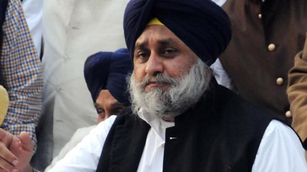 Sukhbir Badal along with others SAD leaders addressing the media during press conference inChandigarh on Monday, November 19, 2018.(HT Photo)