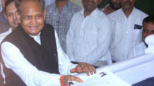 Former CM Ashok Gehlot files his nomination for Sardarpura assembly seat in Jodhpur on Monday, November 19, 2018.(HT Photo)