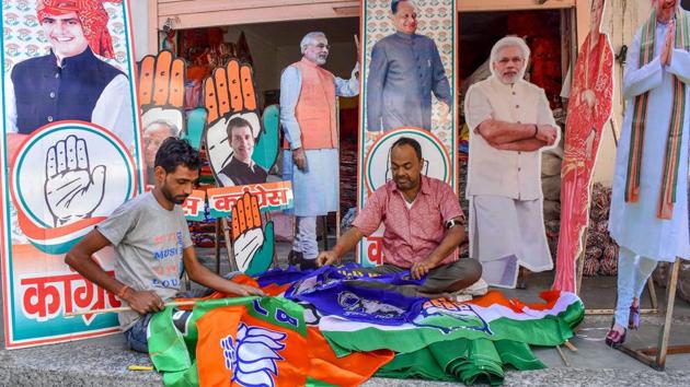 Workers prepare promotional materials for BJP and Congress ahead of the Rajasthan Assembly Elections, at Tripolia Bazaar in Jaipur on November 14.(PTI Photo)