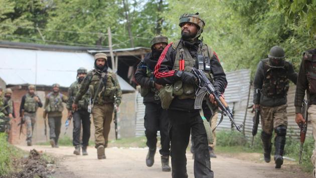 Army soldiers near the site of encounter in southern district of Shopian in Jammu and Kashmir. (HT Photo)