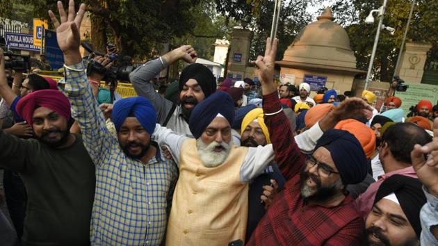 Members of the Sikh community celebrate outside Patiala House after the court sentenced a man to death for killing two persons in the 1984 anti-Sikh riots and injuring three others, in New Delhi, on Tuesday, November 20, 2018.(Biplov Bhuyan/HT PHOTO)