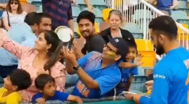 Screengrab of a video posted by BCCI of Indian captain Virat Kohli signing autographs for fans at the Gabba in Brisbane.(Twitter/BCCI)