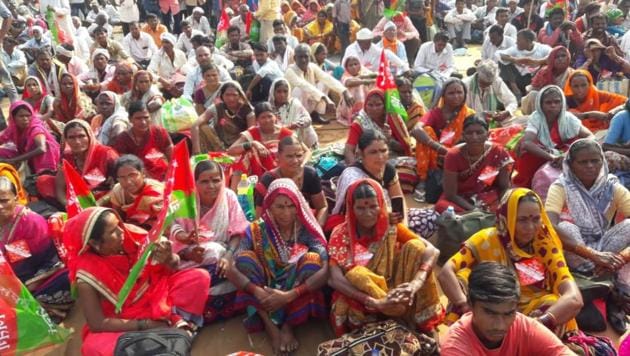 The farmers began their march from Octroi Naka towards a BMC Ground in Chunnabhatti.(Praful Gangurde/HT Photo)