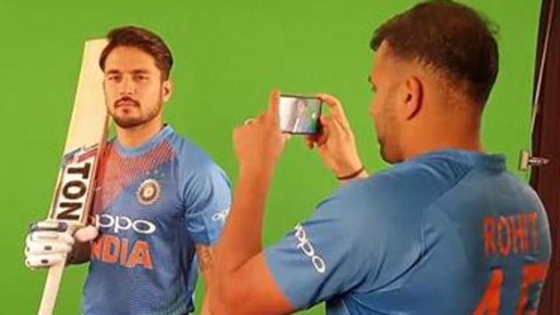 Rohit Sharma (R) takes a picture of Manish Pandey.(BCCI)