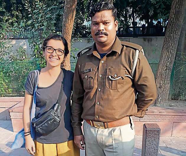 Italian tourist Maryam with tourism police constable Avinash Singh.(HT Photo)