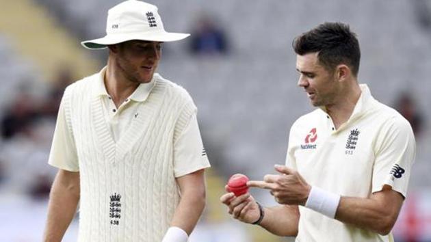 England's Stuart Broad, left and James Anderson discuss the pink ball against New Zealand during the first cricket cricket test in Auckland, New Zealand, Friday, March 23, 2018.(AP)