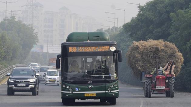 Fifty airconditioned, CNG-run buses, being used for the city service between Noida and Greater Noida, would be employed as feeder bus services once the Metro Link is operational.(Sunil Ghosh / HT Photo) Fifty airconditioned, CNG-run buses, being used for the city service between Noida and Greater Noida, would be employed as feeder bus services once the Metro Link is operational.(Sunil Ghosh / HT Photo)
