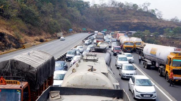 According to the highway police, the accident took place near Sinhagad college when the unidentified four-wheeler hit the victims while they were loading chikki (peanut brittle) in a private bus on the service road at 10.30 pm. (HT REPRESENTATIONAL PHOTO)