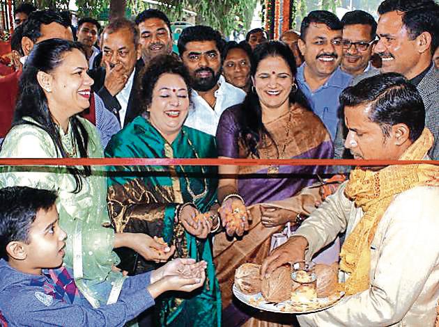 Mayor Madhu Azad, senior deputy Mayor Promila Kablana, deputy mayor Sunita Yadav and Municipal Commissioner Yashpal Yadav inaugurate their new office, at old Nagar Nigam office opposite civil hospital in Gurugram, India, on Wednesday(Yogendra Kumar/HT PHOTO) Mayor Madhu Azad, senior deputy Mayor Promila Kablana, deputy mayor Sunita Yadav and Municipal Commissioner Yashpal Yadav inaugurate their new office, at old Nagar Nigam office opposite civil hospital in Gurugram, India, on Wednesday(Yogendra Kumar/HT PHOTO)