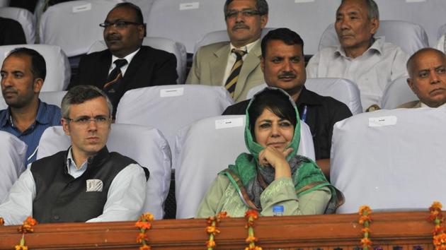 Omar Abdullah (L) and Mehbooba Mufti (R) watching Independence Day celebrations in Srinagar, 15 August 2015.(Waseem Andrabi/ HT File Photo)
