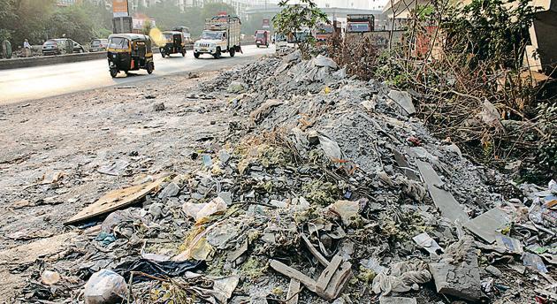 Debris at Majiwada Nashik by pass.(Ht Photo) Debris at Majiwada Nashik by pass.(Ht Photo)