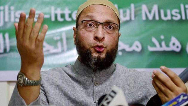 AIMIM chief Asduddin Owaisi has claimed that the Congress candidate in Telangana’s Nirmal constituency tried to bribe him to cancel his rally in favour of TRS.(HT File)