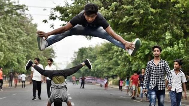 People have fun during Raahgiri at Sushant Lok, Gurugram, May 28, 2017.(Sanjeev Verma/HT File)