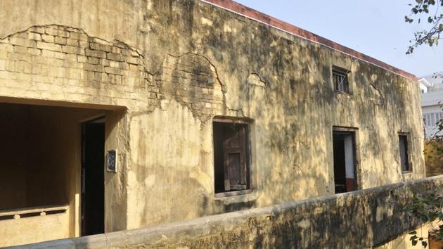 The dilapidated building of Boys’ Anglo Bengali Inter College in Sunderbagh, Lucknow. (Deepak Gupta/ HT Photo) The dilapidated building of Boys’ Anglo Bengali Inter College in Sunderbagh, Lucknow. (Deepak Gupta/ HT Photo)