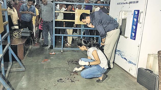 Forensic experts gather evidence from platform number 3 of the Pune railway station where inspector Gajanan Pawar was shot at on Wednesday evening.(HT)