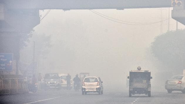 A view of Geeta Colony, coverd with smog. CPCB, the country’s apex pollution monitoring and control body, has come up with a checklist, which government agencies in Delhi-NCR have to follow to curb air pollution.(Sonu Mehta/HT File)