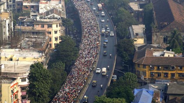 Mumbai, India – Nov 22, 2018: Farmers march towards Azad maidan from Lalbaug area in Mumbai, demanding better compensation for drought and transfer of forest rights to tribals, on Thursday, Nov 22, 2018. (Photo by Bhushan Koyande/HT)(HT Photo)