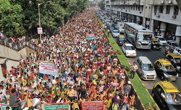 Farmers march towards Azad Maidan from Lalbaug on Thursday. (Bhushan Koyande/HT) Farmers march towards Azad Maidan from Lalbaug on Thursday. (Bhushan Koyande/HT)