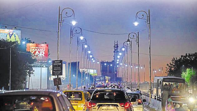 LED street lights illuminate the flyover of Paud road in Pune. PMC had awarded the tender to TATA Urban Infrastructure for the installation of 83,000 LED street lights in November 28, 2016. (HT PHOTO) LED street lights illuminate the flyover of Paud road in Pune. PMC had awarded the tender to TATA Urban Infrastructure for the installation of 83,000 LED street lights in November 28, 2016. (HT PHOTO)