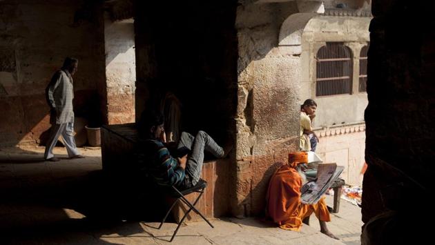 Men sit near Meer Ghat in Varanasi, Uttar Pradesh on November 21, 2018. (Xavier Galina / AFP) Men sit near Meer Ghat in Varanasi, Uttar Pradesh on November 21, 2018. (Xavier Galina / AFP)
