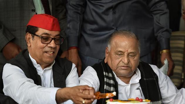 Lucknow: Samajwadi Party founder Mulayam Singh Yadav and National Vice-President of Samajwadi Party Kiranmoy Nanda cut a cake during Yadav's 80th birthday celebrations, in Lucknow, Thursday, Nov. 22, 2018. (PTI Photo/Nand Kumar)(PTI) Lucknow: Samajwadi Party founder Mulayam Singh Yadav and National Vice-President of Samajwadi Party Kiranmoy Nanda cut a cake during Yadav's 80th birthday celebrations, in Lucknow, Thursday, Nov. 22, 2018. (PTI Photo/Nand Kumar)(PTI)