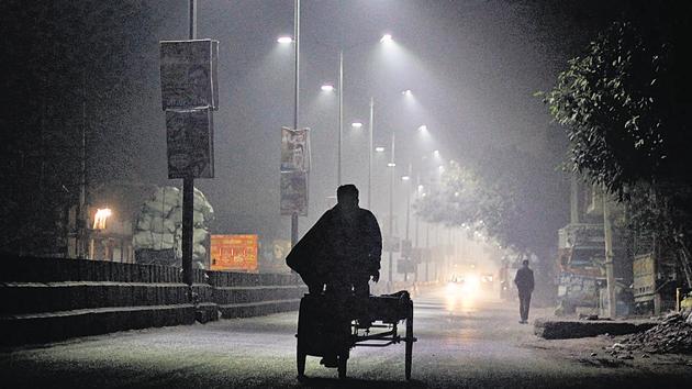 A cyclerickshaw puller on Gurugram-Basai road, near Sector 10, on Wednesday morning, November 21, 2018. (Yogendra Kumar/HT Photo) A cyclerickshaw puller on Gurugram-Basai road, near Sector 10, on Wednesday morning, November 21, 2018. (Yogendra Kumar/HT Photo)