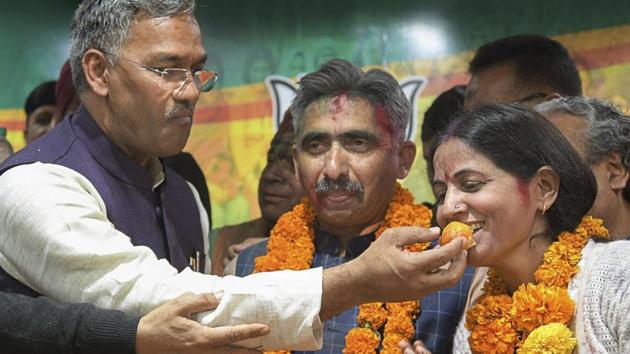 Uttarakhand Chief Minister Trivendra Singh Rawat with BJP state President Ajay Bhatt offer sweets to Rishikesh Municipal Corporation's newly-elected Mayor Anita Mamgai, in Dehradun, Wednesday, Nov. 21, 2018.(PTI)