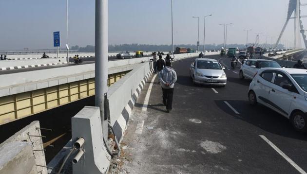 The accident spot on the Signature Bridge in Delhi. Two bikers were killed in the accident on Friday.(Amal KS/HT photo)