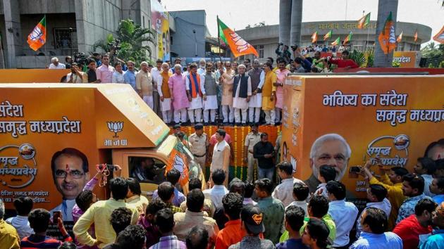 Madhya Pradesh Chief Minister Shivraj Singh Chouhan with Union MInister Narendra Singh Tomar.(PTI file photo) Madhya Pradesh Chief Minister Shivraj Singh Chouhan with Union MInister Narendra Singh Tomar.(PTI file photo)