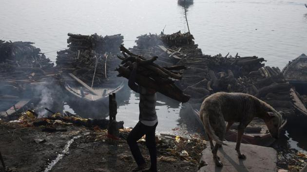 Anything encroaching on the tradition can set tempers flaring. “Since Varanasi is a sacred city, people want to stick to the strict rituals and don’t want to adopt these new methods of cremation,” said Nitin Bansal, municipal commissioner of Varanasi. (Dominique Faget / AFP)