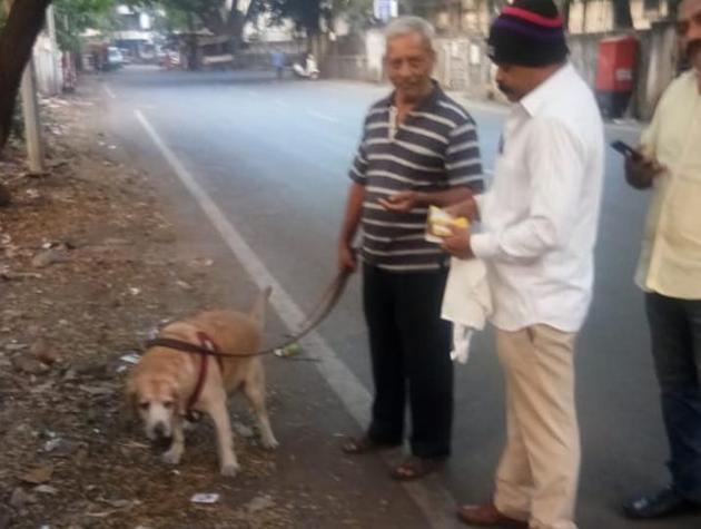 The fine was issued by sanitary inspectors near Swapna Mandir hosing society, Kothrud, to resident Sharad Koparkar(HT/PHOTO) The fine was issued by sanitary inspectors near Swapna Mandir hosing society, Kothrud, to resident Sharad Koparkar(HT/PHOTO)