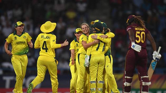 ANTIGUA, ANTIGUA AND BARBUDA - NOVEMBER 22: The Australia side celebrate as Alyssa Healy of Australia(back) stumps Hayley Matthews of the West Indies(R)(IDI via Getty Images)