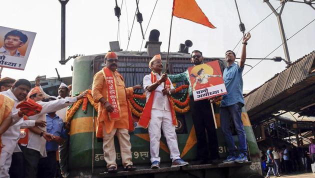 Shiv Sena activists board a train for Ayodhya to attend Vishwa Hindu Parishad Dharma Sabha on Nov 25, at Thane Railway Station, Thursday, Nov 22, 2018.(PTI Photo)
