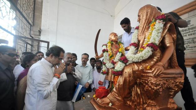Shiv Sena chief Uddhav Thackeray arrived at Shivneri fort in Junnar taluka on Thursday morning and collected some soil to take it with him to Ayodhya. (HT PHOTO) Shiv Sena chief Uddhav Thackeray arrived at Shivneri fort in Junnar taluka on Thursday morning and collected some soil to take it with him to Ayodhya. (HT PHOTO)