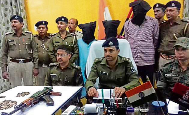 The arrested persons in police custody at Munger. H (HT Photo) The arrested persons in police custody at Munger. H (HT Photo)