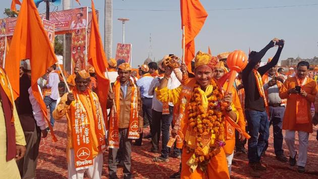 Narrow lanes and bylanes have come alive with people from across the state and adjoining states pouring into the temple town situated on the banks of river Saryu.(Pramod Kumar/HT Photo)