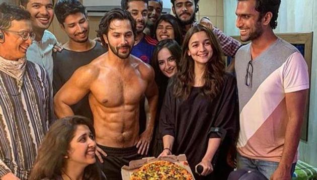 Varun Dhawan and Alia Bhatt enjoy a pizza party with their Kalank team.(Instagram)