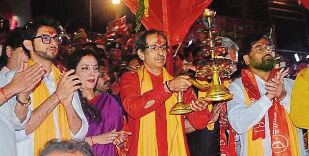 Shiv Sena chief Uddhav Thackeray performs Sarju Aarti, in Ayodhya, Uttar Pradesh, on Saturday(Deepak Kumar/ HT Photos)