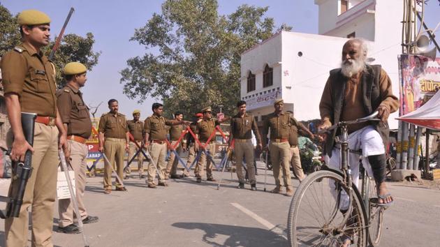 Police stand guard to tighten the security as thousands of Shiv Sena activists will take part in Dharm Sabha, in Ayodhya on November 24 (HT Photo) Police stand guard to tighten the security as thousands of Shiv Sena activists will take part in Dharm Sabha, in Ayodhya on November 24 (HT Photo)