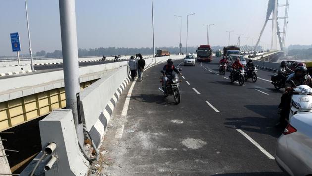 A view of the spot where two medical students riding on bike through the Signature bridge fell 30 feet off the bridge over the Yamuna, in New Delhi, on Friday, November 23, 2018.(Amal KS/HT PHOTO)