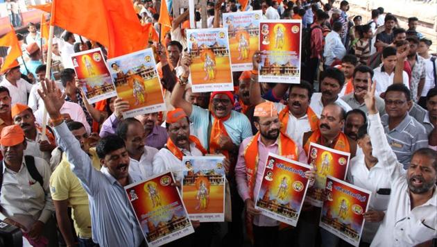 Hundreds of Shiv Sainiks boarded the special train leaving to Ayodhya from Thane station to join Shiv Sena chief Uddhav Thackeray on his journey to the Ram Mandir in Ayodhya ,India, on Thursday, November 22, 2018.(Praful Gangurde/ Hindustan Times) Hundreds of Shiv Sainiks boarded the special train leaving to Ayodhya from Thane station to join Shiv Sena chief Uddhav Thackeray on his journey to the Ram Mandir in Ayodhya ,India, on Thursday, November 22, 2018.(Praful Gangurde/ Hindustan Times)
