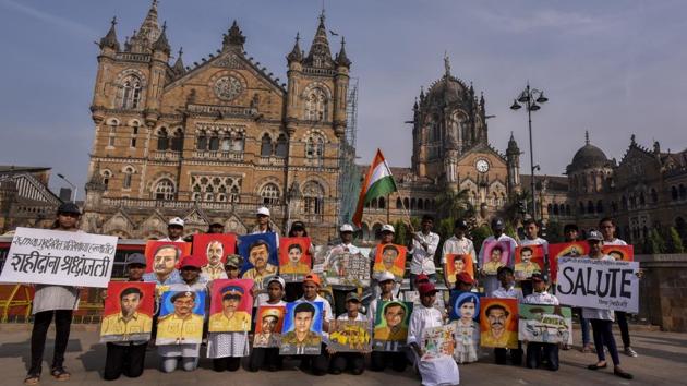 Child artists hold paintings of those killed in 26/11 attack at CSMT in Mumbai on November 25.(Kunal Patil/HT Photo)