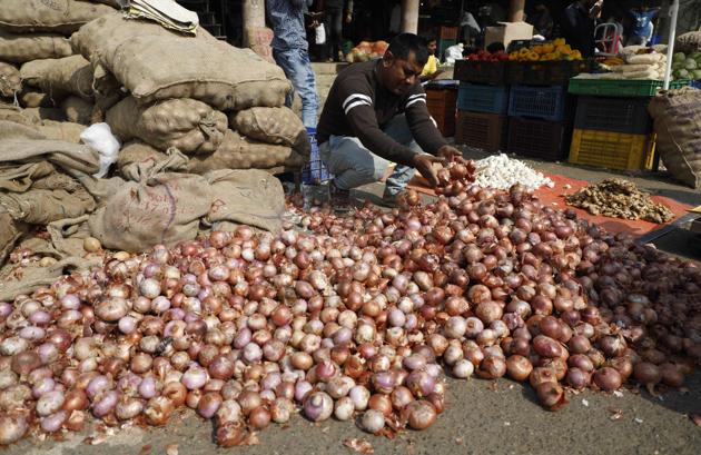 80 trucks of potatoes arrived from Agra and Indore on Sunday.(Rahul Raut/HT PHOTO)