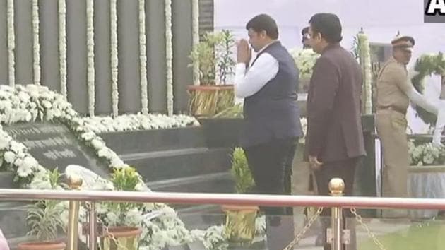 Maharashtra Chief Minister Devendra Fadnavis was among the dignitaries who paid homage at the 26/11 police memorial site at the Mumbai Police Gymkhana in south Mumbai.(ANI/Twitter)