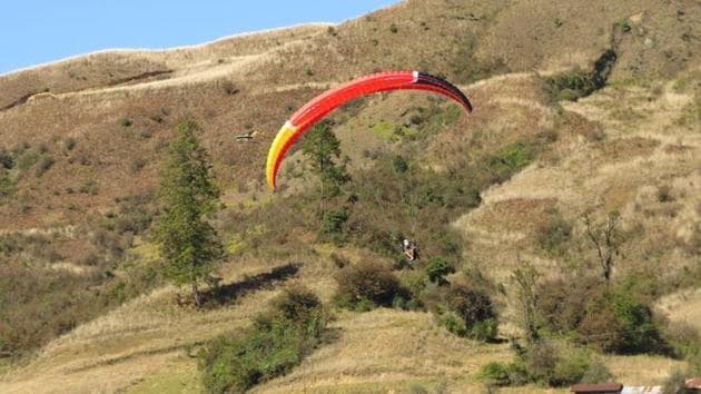 Paragliding is one of the adventure activities at the Mechuka Festival.(adventureatmechuka.in)