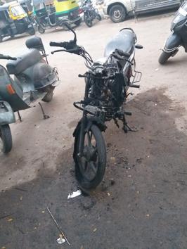 Four bikes and six other two wheelers were set ablaze by unidentified miscreants at 3 am on Saturday in Khadki bazaar area causing panic among people(HT PHOTO) Four bikes and six other two wheelers were set ablaze by unidentified miscreants at 3 am on Saturday in Khadki bazaar area causing panic among people(HT PHOTO)