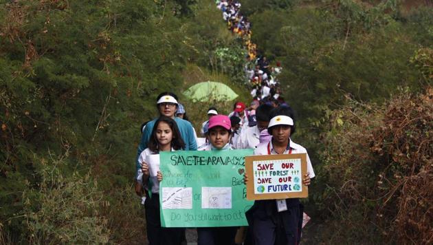 On the occasion of Children's Day, 5000 students from 15 city schools gathered at the Aravali Biodiversity Park , MG Road to voice their concern against the proposed six-lane highway(Yogendra Kumar/HT PHOTO)