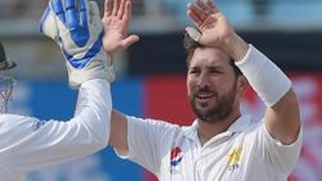 Pakistani spinner Yasir Shah (R) celebrates with captain Sarfraz Ahmed after the dismissal of New Zealand batsman Jeet Raval during the third day of the second Test cricket match between Pakistan and New Zealand at the Dubai International Stadium in Dubai on November 26, 2018. (Photo by AAMIR QURESHI / AFP)(AFP)