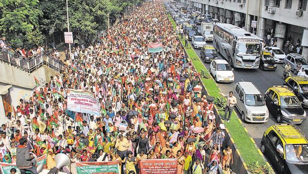 Farmers march towards Azad Maidan from Lalbaug area, demanding better drought compensation and transfer of forest rights to tribals, Mumbai, Thursday, Nov 22(Bhushan Koyande/HT Photo)